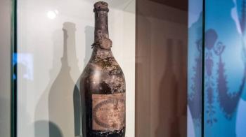 Una bottiglia di assenzio di circa 200 anni fa esposta alla Maison de l'absinthe a Môtiers (Svizzera)